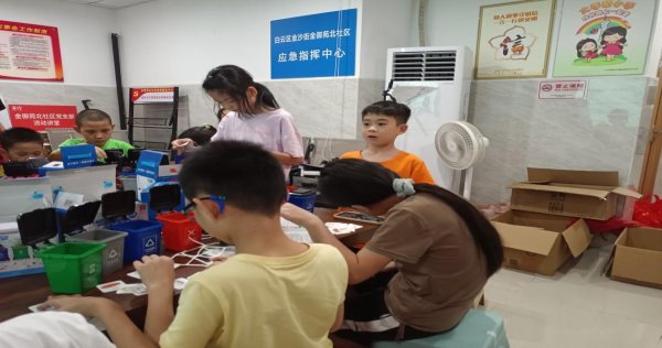 杠杠配资查询平台 “一老一小”齐参与，金沙街金御苑北社区开展垃圾分类宣传